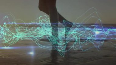 Yetişkin bir kadının suya girmesi, teknolitik mavi dalgaların ayak sesleriyle senkronize olmasına neden oluyor. Deniz manzarası, dijital sanat, holografik, dinginlik, hareket, fütüristik, yansıtıcı