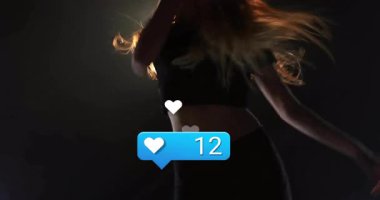 Kadın sosyal medya yaratıcısı kalp ikonlarıyla sahnede dans eden sayım balonu gibi maviye tepki veriyor. Performans, dans, siluet, ifade, görsel efektler, eğlence, moda