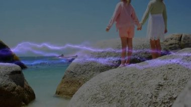 Kardesler deniz kayalarinda duruyor, menekşe dalgalari sürükleniyor, medyayi selamlayan gunese sebep oluyor. Macera, çocukluk, keşif, plaj, dinginlik, uyum, doğal