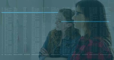 Kodlar üzerine yapışkan notlar üzerinde çalışan iki kadın iş projesinde ortaya çıkan ve daire çizen notlar üzerinde çalışıyorlar. İşbirliği, beyin fırtınası, yenilik, takım çalışması, dijital, veri, planlama