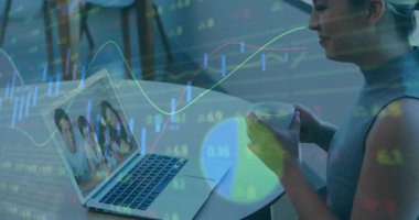 Kahve fincanına uzanmak, aile ile konuşurken yudumlayan bir kadın, hisse senedi grafiklerini izlemek. Dijital, iletişim, teknoloji, yaşam tarzı, gündelik, modern, bağlantı