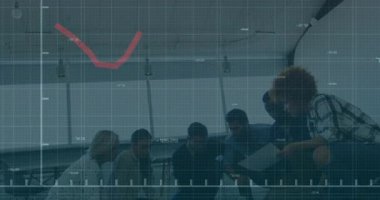 Ekip tablet kullanarak zemin çizelgelerinin üzerine çömelmiş kırmızı akım çizgisi ayarlamalarına yanıt veriyor. İşbirliği, takım çalışması, veri analizi, ofis, modern, dijital, strateji