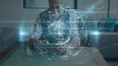 Kıdemli adam tableti tıklatıyor, teknolojik veri incelemesi için sanal ağ dönüşümlü bölgelerini kontrol ediyor. Teknoloji, yenilik, bağlantı, dijital, fütürizm, akıllı cihaz, veri görselleştirme