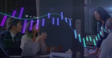 Animasyon finansal grafiğine bakarak ev sahibinin etrafında toplanan meslektaşlar. Şirket, takım çalışması, profesyonel, veri analizi, sunum, modern, işbirliği