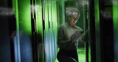 Veri merkezine giren teknisyen tıkırtı tabletinin önünde diz çöküp kod tanılama hatası yaptı. Teknoloji, siber güvenlik, modern, dijital, iş, sanayi, yenilik