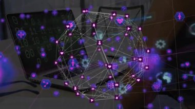 Klavyenin üzerinde asılı duran akıllı telefon üç boyutlu küre döndürerek teknolojik veri ağını görselleştiriyor. Teknoloji, veri, bağlantı, yenilik, fütüristik, dijital, ağ