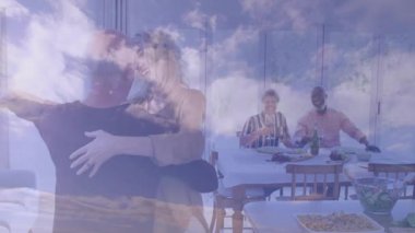 Konukseverlik sahnesinde nazik bir dönüş yapan çift, sürüklenen bulutlu misafirleri davet ediyor. Romantizm, kutlama, zarafet, sıcaklık, arkadaşlık, neşeli, atmosferik