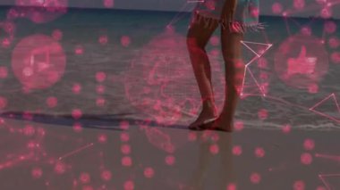 Kadın ıslak kumun üzerine basıyor ve teknolojik bağlantıyı haritalarken dijital kaplamayı etkinleştiriyor. Teknoloji, bağlantı, dijital, deniz kenarı, navigasyon, yenilik, iletişim