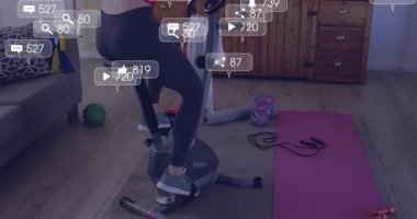Egzersiz bisikletinde ağırlık değiştiren bir kadın sanal egzersizdeki nişan ikonunu yükseltiyor. Fitness, sanal egzersiz, spor salonu, dijital arayüz, motivasyon, aktif yaşam tarzı, modern tasarım