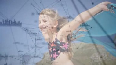 Güneşli kıyı şeridinde koşan çocuk havluya bağlı olarak rüzgarı yakalayan rüzgarı kovalıyor. Plaj, yaz, aktivite, oyuncu, açık hava, hareket, özgürlük