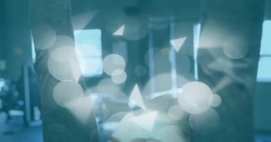 Yetişkin bir kadın halteri kavrıyor ve antrenör fitness antrenmanına hazırlanırken ağırlık kaldırıyor. Güç, fitness, kişisel eğitim, egzersiz, spor salonu, direniş, güçlendirme