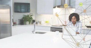 Dizüstü bilgisayarda yazan kadın ekommerce simgelerine neden oluyor, adam limon yerleştiriyor aperatifle bağlantı kuruyor. Teknoloji, bağlantı, dijital, modern, yerli, işbirliği, yaşam tarzı