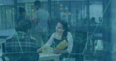 Oturan kadın analist proje planlaması için rapor kabul ediyor ve veri tablosunu analiz ediyor. İşbirliği, takım çalışması, iş dünyası, profesyonel, beyin fırtınası, veri görselleştirme, planlama