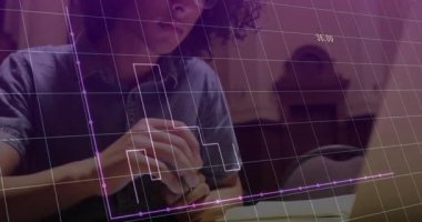 Mor çizelge veri analizi için animasyon yaparken çalışma odasında dizüstü bilgisayarda yazan bir adam. Teknoloji, yenilik, üretkenlik, konsantrasyon, çalışma alanı, analitik, modern