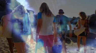 Teknoloji arızası titreyerek ve parçalanarak üzerini örterken arkadaşlar kumsalda kayalık koya doğru yürüyorlar. Sahil, sahil, arkadaşlar, tatil, yaz, manzara, açık hava