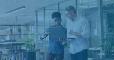 İki meslektaş dokunmatik ekrana dokunuyor ve aynı zamanda finansal görüşlerini paylaşıyorlar. Teknoloji, işbirliği, yenilik, veri görselleştirme, üretkenlik, analiz, modernizasyon