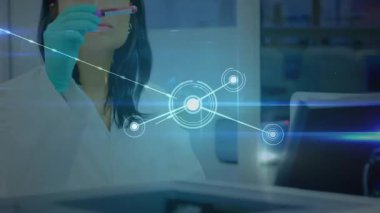 Araştırmacı kadın, teftiş sırasında tüp başına ağ örtüsü üreterek tüp tüp alıyor. Bilim, yenilik, teknoloji, bağlantı, veri, model, kesinlik