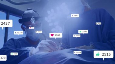 Cerrah cerrahi ışık altında ensizyon yapıyor, sağlık durumunu gösteren sosyal ölçümler başlatılıyor. Tıbbi, sağlık, işletme, ameliyat, işbirliği, yenilik, dijital