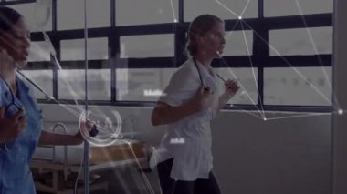 Hasta verilerini dijital ortamda üst üste koyarak steteskopları ve yürüme koridorlarını çeken hemşireler. Sağlık, takım çalışması, profesyonellik, modern, teknoloji, hastane, işbirliği