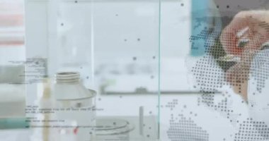 Laboratuvar bilim adamı, cımbızla altın numuneyi tartıyor. Kalkanı kapatıyor, tuş takımının ağırlığını ölçüyor. Kesinlik, laboratuvar, araştırma, bilim, analiz, enstrümantasyon, teknoloji