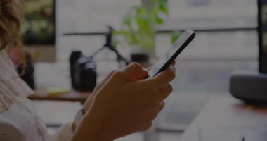 Ofiste akıllı telefonu dinleyen bir kadın, şeffaf terminal, ağ bağlantı arayüzlerini tarıyor. Teknoloji, siber güvenlik, dijital, modern, bağlantı, yenilik, veri