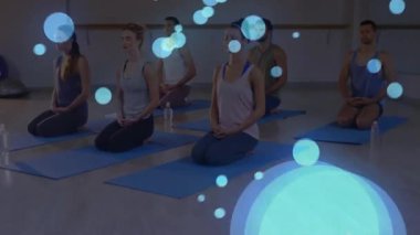 Sırayla yoga grubuna mavi minderlerin üzerine diz çöküp sürüklenen mavi kürelerle meditasyona yerleşmeye başlayın. Farkındalık, rahatlama, ahenk, dinginlik, soyut, refah, içgözlem