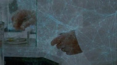 Kıdemli bilim adamı labaratuvar duvarına uzanıyor, altın numuneyi dengede tutuyor ve inceliyor. Araştırma, kesinlik, yenilik, teknoloji, bilimsel, analitik, profesyonel