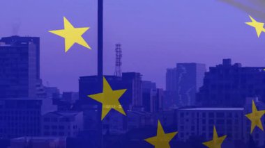Gökyüzü alacakaranlıkta kayarken AB bayrağı çatılarda dalgalanan ve değişen yıldızları örtüyor. Şehir, gökyüzü, alacakaranlık, amblem, bayrak, hareket, siluet