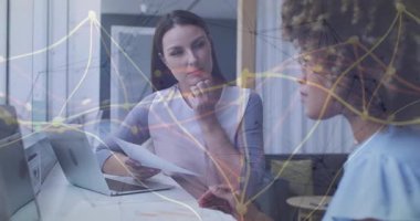 Menajer ve analist raporları inceliyor sayfaları tıkıyor ve iş görüşleri için laptop girişini davet ediyor. İşbirliği, takım çalışması, iletişim, modern, profesyonel, ofis, tartışma