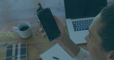 Yetişkin bir kadın, iş veri karşılaştırması için akıllı telefon aktif hat grafiğini kaldırıyor. Profesyonel, çalışma alanı, modern, analitik, üretkenlik, dijital, kurumsal