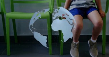 Yeşil koltukta oturan çocuk dijital dünyayı başlatıyor değişen kıtalar eğitime hazırlanıyor. Çocuklar, etkileşimli, geleceksel, teknoloji, öğrenme, yenilik, eğitim