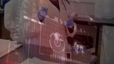 Analiz için örnek kabını kaldıran ve teknoloji laboratuarındaki holografik veri tablolarını etkinleştiren bir araştırmacı. Biyoteknoloji, yenilik, fütüristik, işbirliği, veri görselleştirme, hassasiyet, bilimsel