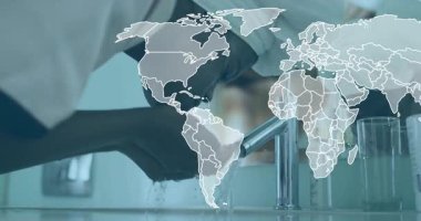 Küresel sağlık için ellerini yıkarken lavaboya yaslanan meslektaşlar dünya haritasını etkinleştiriyor. Küresel, hijyen, işbirliği, sağlık, teknoloji, sağlık, sürdürülebilir