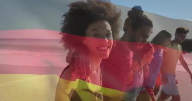 Amerikan bayrağına dönüşen Alman bayrağı, birleşmeye neden oluyor. Arkadaşlık, birlik, kutlama, eğlence, tatil, açık hava, canlı