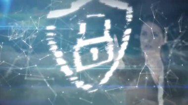 Holografik ızgaraya bakan bir kadın siber güvenliği gösteren parçacıkların kalkan kilidini oluşturmasına neden oluyor. Siber güvenlik, teknoloji, güvenlik, dijital, yenilik, fütüristik, ağ