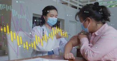 Doktor, önceden doldurulmuş şırıngayı alıyor ve hastayı animasyon veri tablolarıyla klinikte aşılıyor. Tıbbi, sağlık, klinik, aşı, tanı, veri görselleştirme, profesyonellik