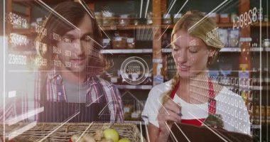 Perakende ikilisi, envanter için barkod taramasından hareketli veri eşleştirmeleri yaparak ürün kaldırıyor. Ticari mal, çıkış, stilize, perakende, tüketici, pazar, envanter