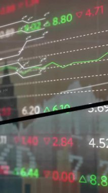 Karanlık arka planda şehir manzarası üzerinden finansal veri işleme animasyonu. Dijital olarak oluşturulmuş küresel bağlantılar, hesaplama ve veri işleme kavramı.