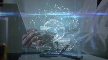 Dizüstü bilgisayarda yazı yazan ve teknoloji analizi için dönen holografik veri küresini ortaya çıkaran kıdemli bir adam. Teknoloji, dijital, yenilik, veri, fütürist, profesyonel, analiz