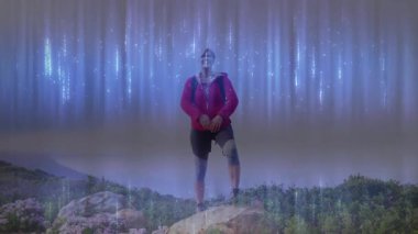 Yürüyüşçü kadın, aydınlık çizgilere bakıyor, kollarını bayırın üstüne kaldırıyor, sağlık için ışığı kucaklıyor. Macera, keşif, vahşi doğa, dinginlik, esneklik, doğa, ilham