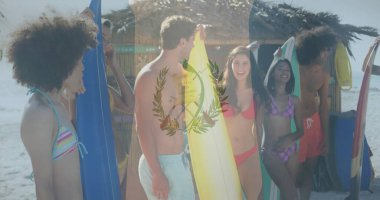 Güneşli sahilde, sörf kulübesi olan yedi mayo giymiş arkadaşla sohbet ediyoruz. Arkadaşlar, deniz kenarı, tatil, eğlence, canlı, açık hava, yaşam tarzı