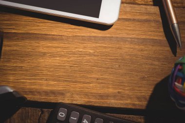 Cep telefonunun ahşap masadaki yakın plan görüntüsü