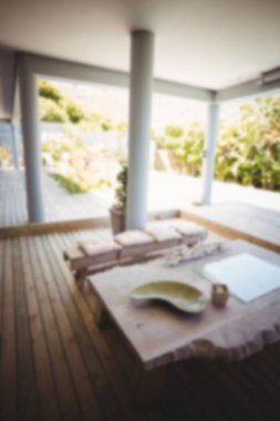 Verandadaki boş koltukların odaklanmamış resmi