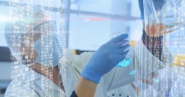 Laboratuvar kürsüsünde cam deney şişesi tutan laboratuvar önlüklü bilim adamını gözlemliyoruz. Monitörlerle, kod örtüsüyle. Bilim adamı, laboratuvar, araştırma, yenilik, teknoloji, tanı, bilimsel