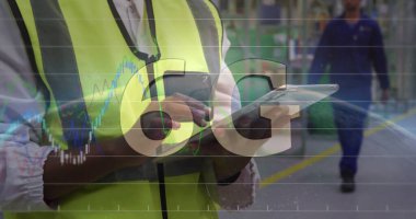 Tıklatma tableti, yüksek çözünürlüklü yelek giyen işçi depo koridorundaki 6G çizelgesini görüyor, kopyalama alanı. Teknoloji, lojistik, sanayi, yenilik, takım çalışması, veri, güvenlik