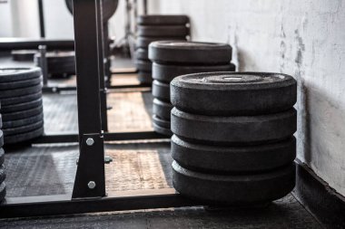 Ağırlık plakalarını spor salonunda yığın