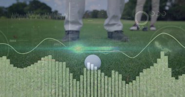 Golf ayakkabıları ve analizlerle yeşile boyanmış çimlerde dinlenen beyaz golf topunu gösteriyor. Atletik, performans, teknoloji, eğlence, açık hava, hassasiyet, rekabet