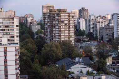 Ağaçlar gökyüzü karşı City'deki binalar tarafından