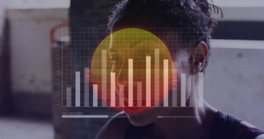 Gölge boksu yapan bayan sporcu deponun içinde dijital kaplama grafiğiyle yumruk atıyor. Fitness, güçlendirme, teknoloji, yenilik, güç, kararlılık, kentsel