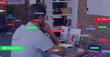 Tişört giyen bir adam evde çocuklu laptop ekranına bakıyor. Bildirimleri var, kopyalama alanı var. Profesyonel, iletişim, teknoloji, iç mekan, çalışma alanı, modern, aile